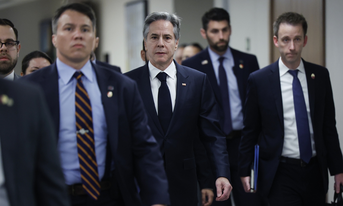 US Secretary of State Antony Blinken walks on the day of meetings with Israeli ministers in Tel Aviv, Israel,January 9, 2024. Photo: VCG