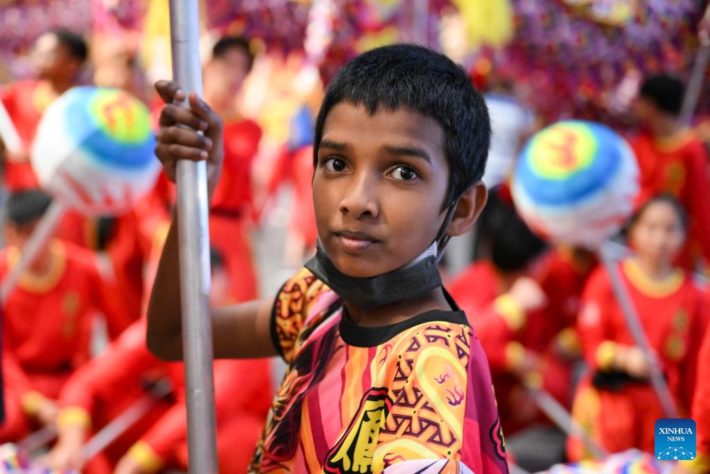 A boy takes part in a dragon dance performance at a shopping mall in Kelang, Selangor state, Malaysia, Jan. 7, 2024.(Photo: Xinhua)