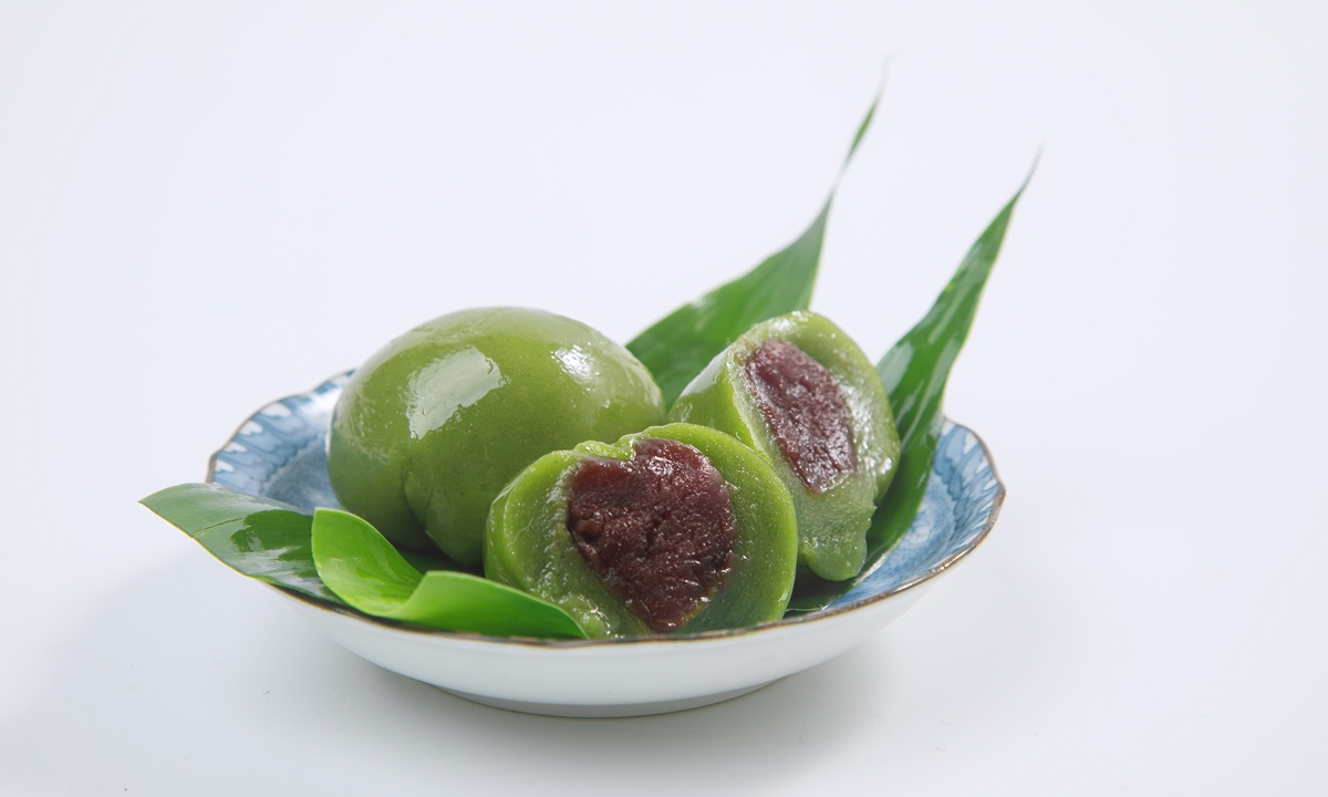<em>Qingtuan</em>, or sweet green rice balls, an iconic snack in Gejia village Photo: VCG