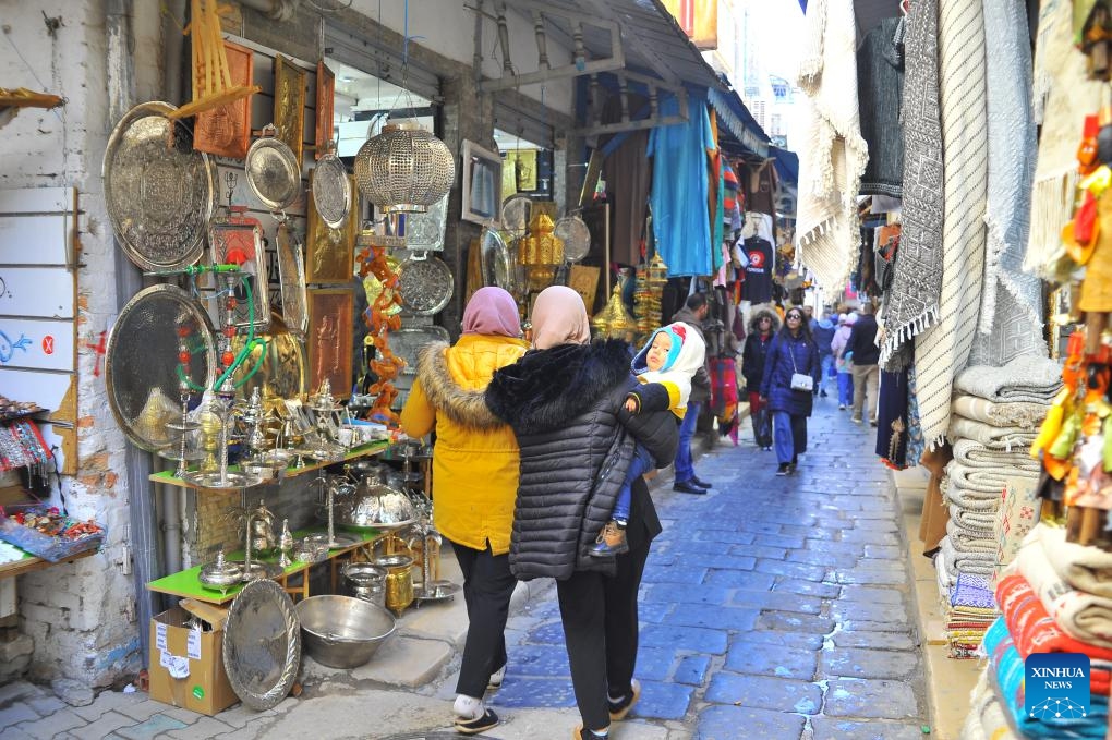 This photo taken on Jan. 9, 2024 shows engraved metal objects for sale at a tourist souvenir shop in the Medina of Tunis, Tunisia. Engraved metal objects are the main tourist souvenirs in Tunisia. The arts, skills and practices associated with engraving on metals, such as gold, silver and copper, which are widely spread in Arab countries, were inscribed in 2023 on the Representative List of the Intangible Cultural Heritage of Humanity.(Photo: Xinhua)