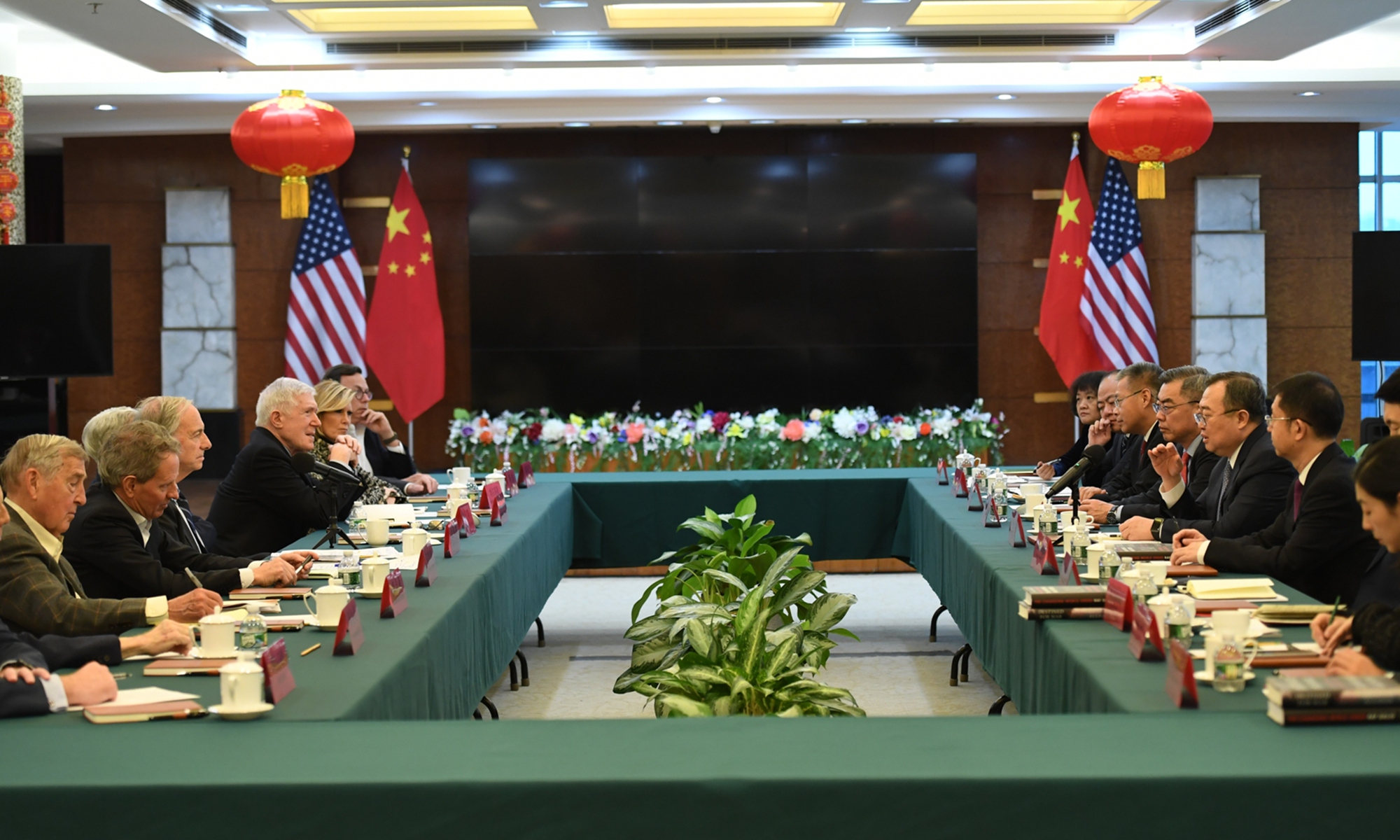 Liu Jianchao, head of the International Department of the Communist Party of China (CPC) Central Committee, met former US officials and representatives from the finance and business community in New York on Tuesday.