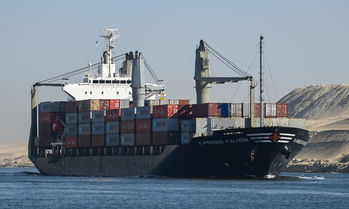  Un navire transite par le canal de Suez en direction de la mer Rouge, le 10 janvier 2024 à Ismaïlia, en Égypte. Crédit photo : VCG