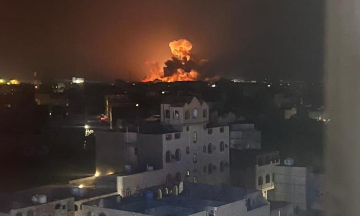 Une explosion est observée à Sanaa, la capitale du Yémen, après que des avions de combat américains et britanniques ont lancé des frappes le 12 janvier, heure locale. Photo : Xinhua