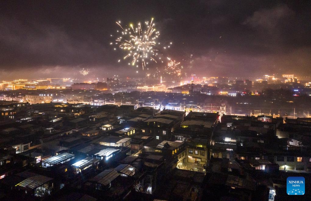 An aerial drone photo taken on Jan. 10, 2024 shows fireworks illuminating the sky on the Gutu Eve of farmers' New Year in Xigaze, southwest China's Xizang Autonomous Region.(Photo: Xinhua)