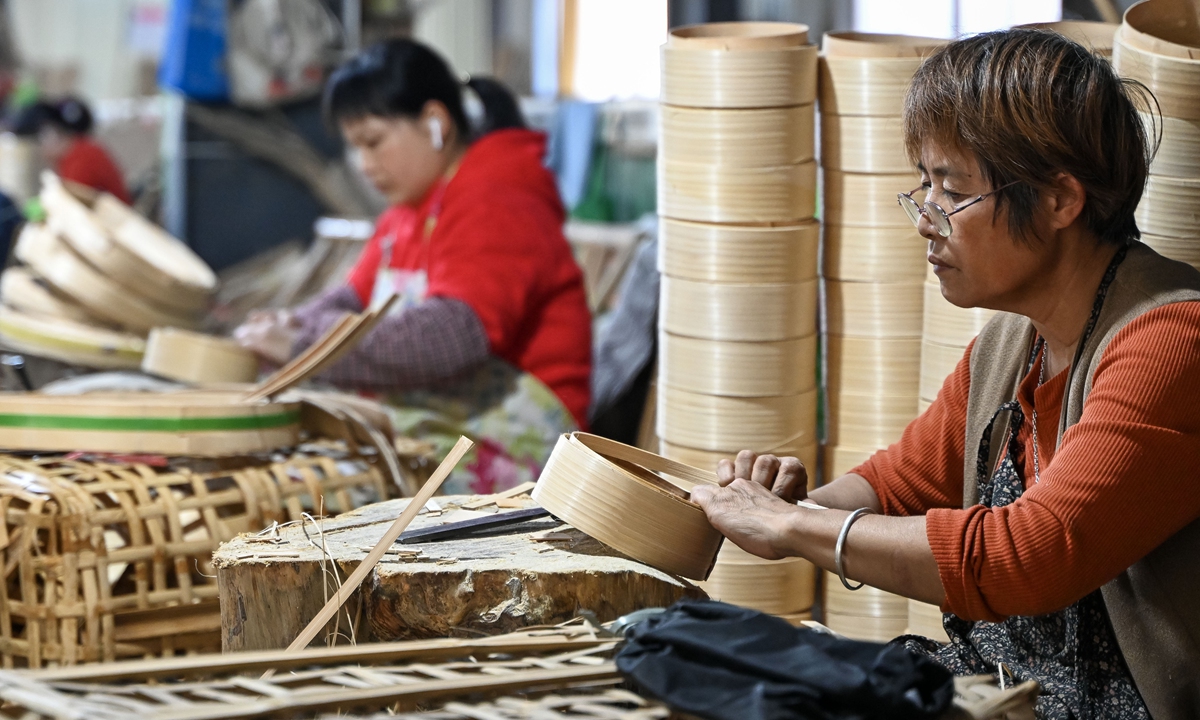 Staffers make bamboo steamers at a production base in Silun town, South China's Guangdong Province on January 13, 2024. The industry in Silun has an annual output exceeding 320 million yuan ($45 million), and the exports account for 85 percent of the market in China. Photo: cnsphoto