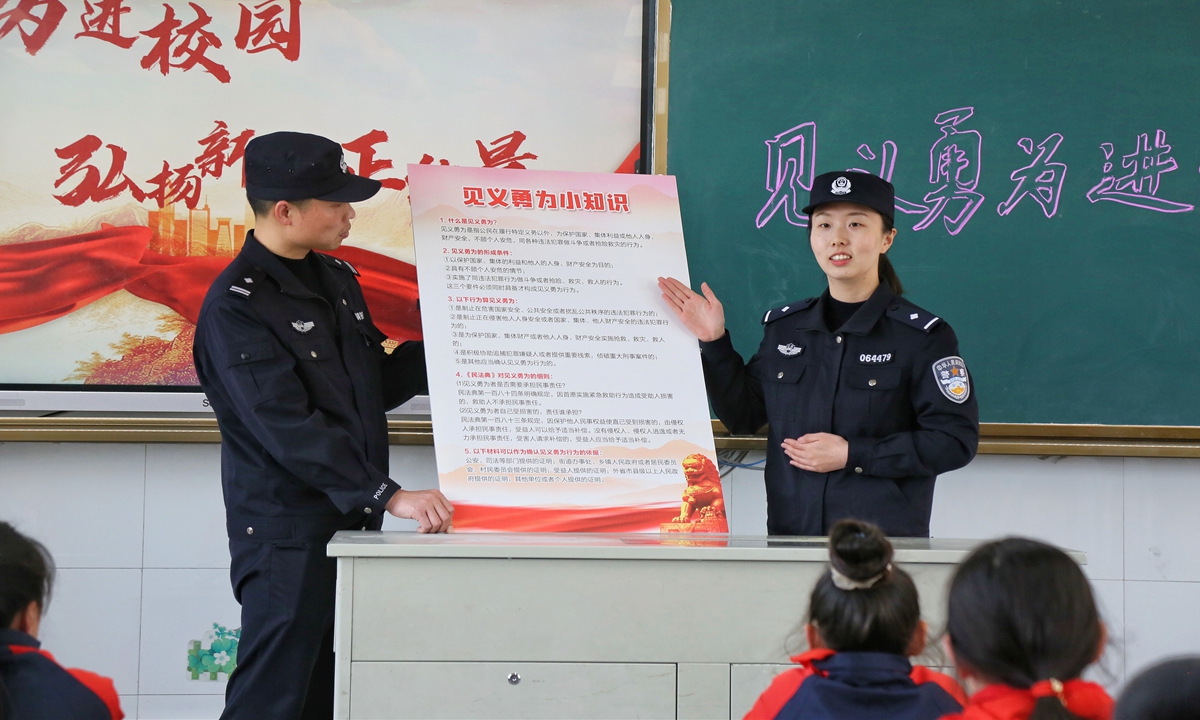 Local police educate students in Nantong, East China's Jiangsu Province, about brave acts on March 31, 2023. Photo: VCG
