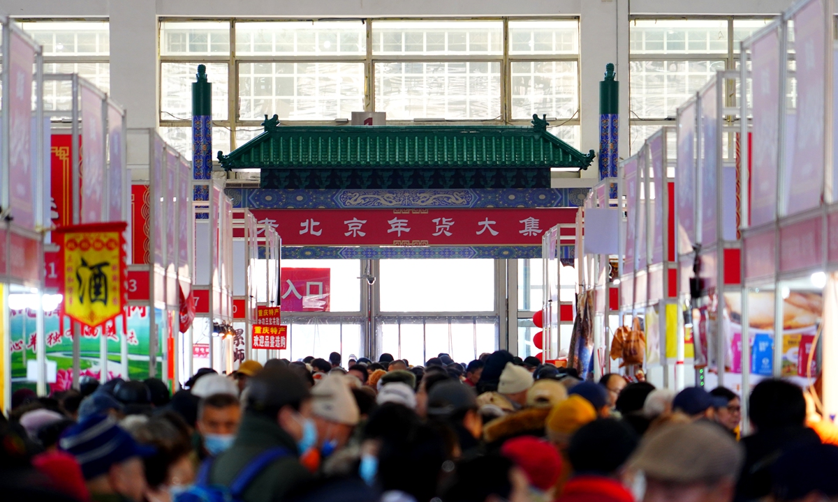 Customers browse goods for the Spring Festival at a fair in Beijing on January 15, 2024. In addition to local specialties, the fair also sells cashmere carpets, bracelets, accessories and other necessities and decorations for the upcoming festival. China's 2024 Spring Festival holidays will run from February 10 to 17 this year. Photo: VCG
