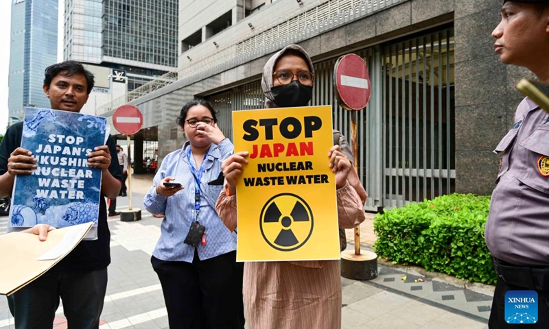 People protest against Japan's discharging contaminated water into the ocean in front of the Japanese embassy in Jakarta, Indonesia, Jan. 15, 2024.(Photo: Xinhua)