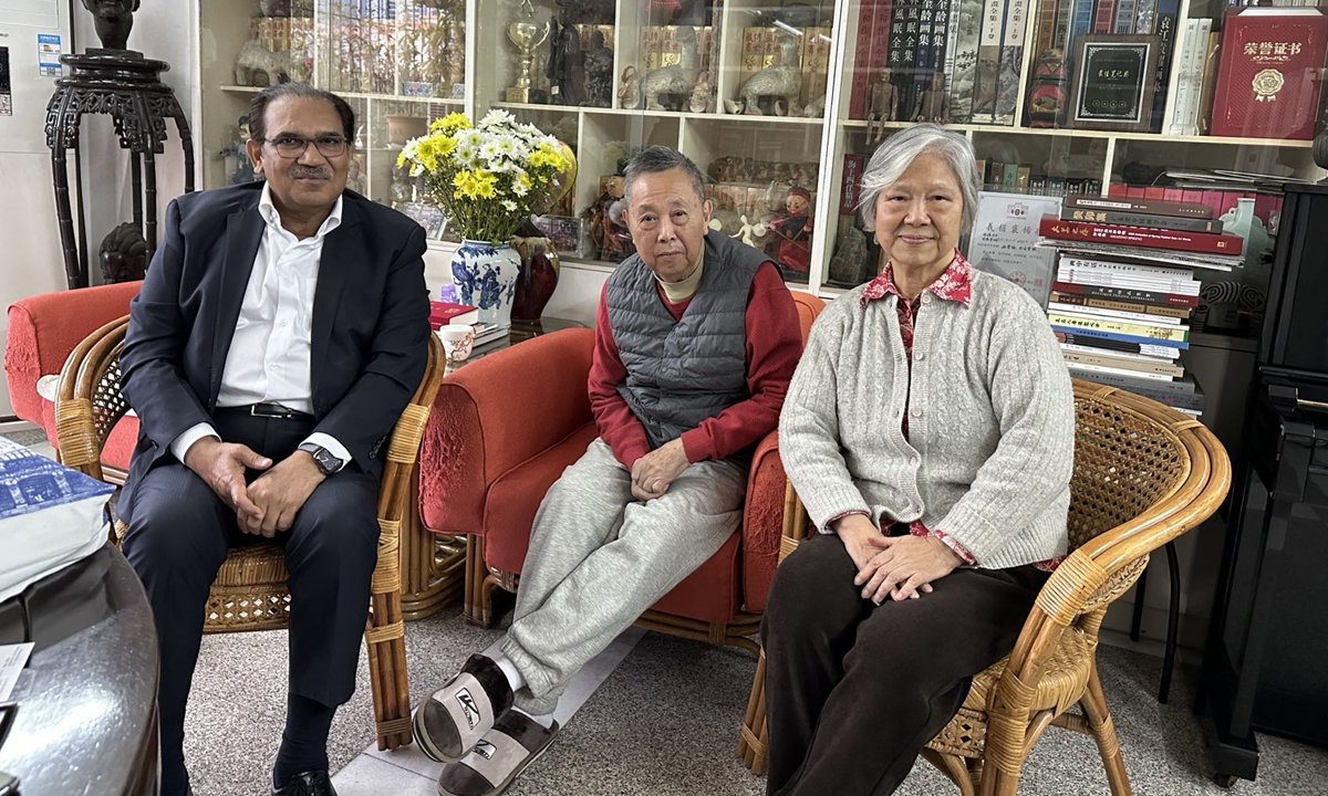 Zafar Uddin Mahmood (left) poses for photos with Chinese painter Lin Yong (center) and calligrapher Su Hua in Guangzhou, Guangdong Province. Photo: Courtesy of Zafar Uddin Mahmood