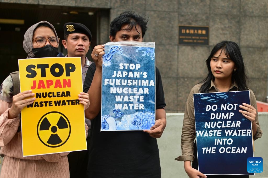 People protest against Japan's discharging contaminated water into the ocean in front of the Japanese embassy in Jakarta, Indonesia, Jan. 15, 2024.(Photo: Xinhua)