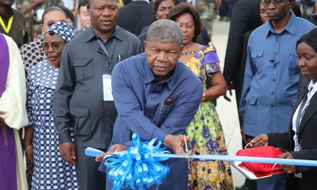 Angolan President Jo?o Manuel Gon?alves Louren?o cut the ribbon to mark the official launch of China-donated Integrated Center for Technological Training (CINFOTEC) Huambo Photo: Courtesy of Aviation Industry Corporation of China (AVIC)