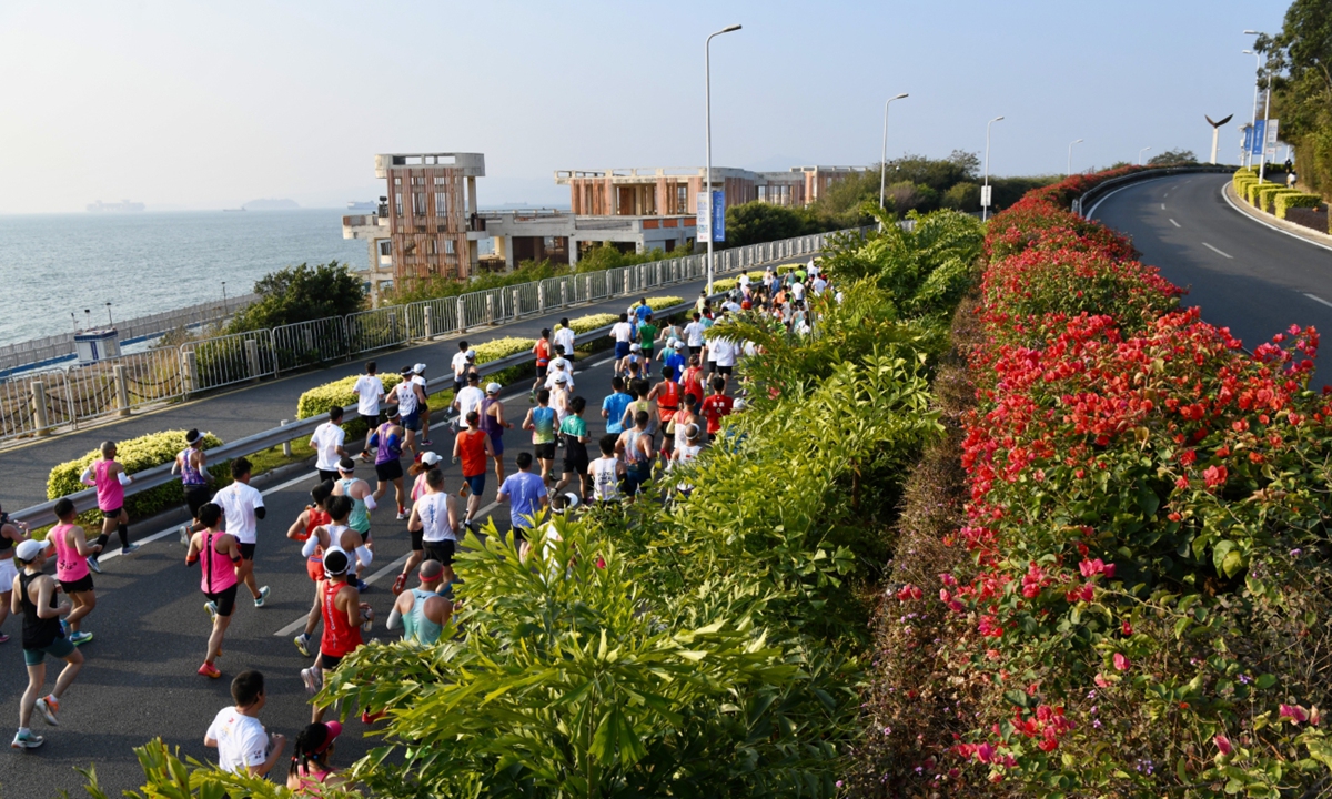 Os participantes correm na Maratona de Xiamen de 2024 em Xiamen,<strong>pag bet -</strong> província de Fujian, leste da China, em 7 de janeiro de 2024. Foto: VCG