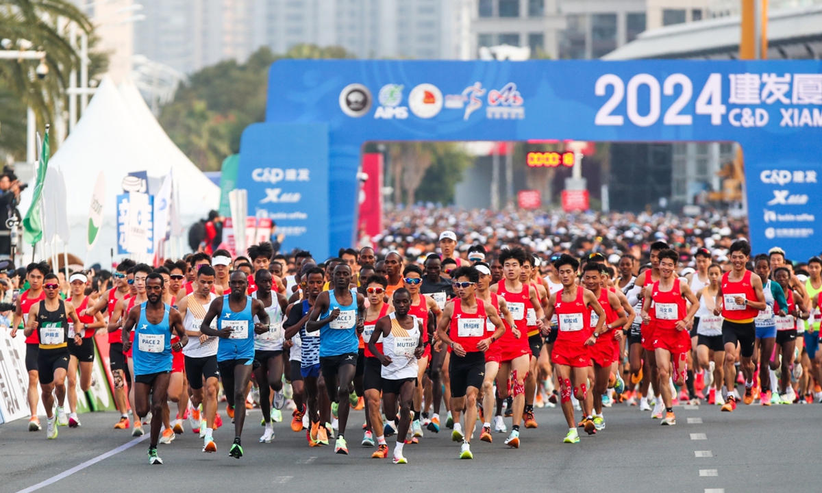 Os participantes correm na Maratona de Xiamen de 2024 em Xiamen, província de Fujian, leste da China, em 7 de janeiro de 2024. Foto: VCG
