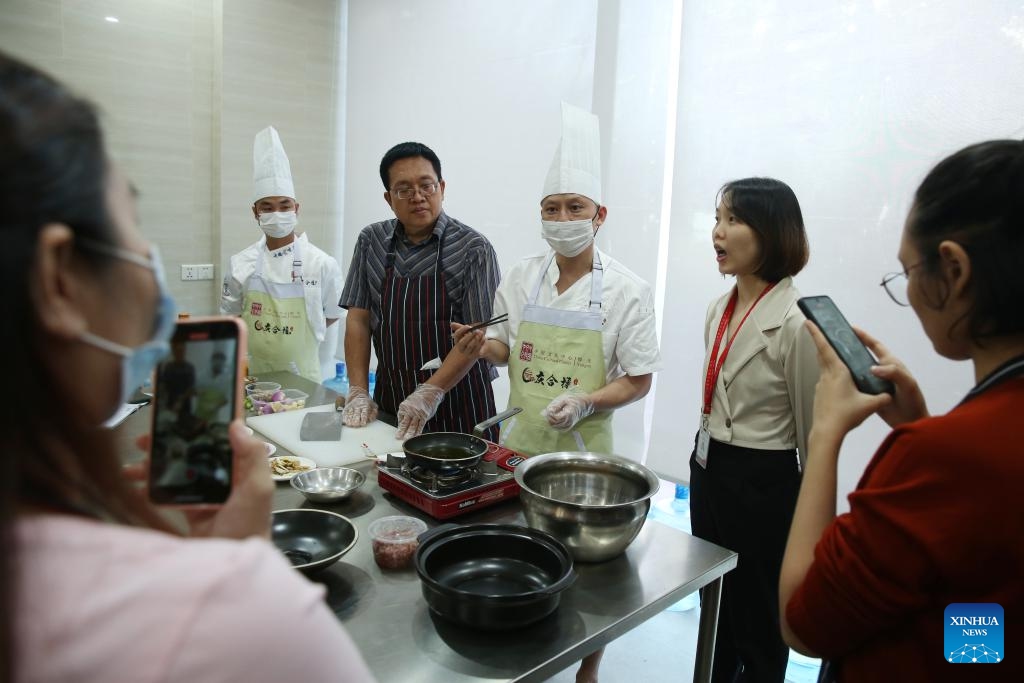 Locals learn Chinese culinary skills during a class at the China Cultural Center in Yangon, Myanmar, Jan. 16, 2024.(Photo: Xinhua)
