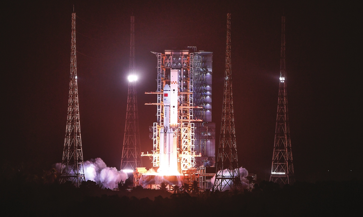 El transbordador de carga Tianzhou-7 despegó en un cohete Gran Marcha a las 22:27 horas (hora de Beijing) del 17 de enero de 2024 desde la plataforma de lanzamiento espacial Wenzhang en la provincia de Hainan.  La misión entregará suministros a la estación espacial en órbita Tiangong.  Dijo la agencia espacial.  Foto de : Xinhua