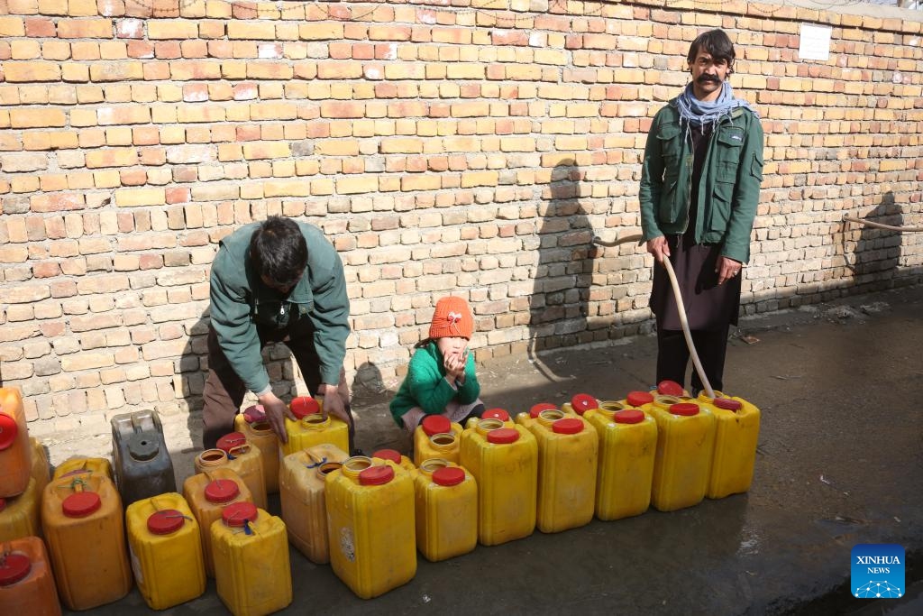 A man fills barrels with water in Kabul, capital of Afghanistan, Jan. 11, 2024.(Photo: Xinhua)