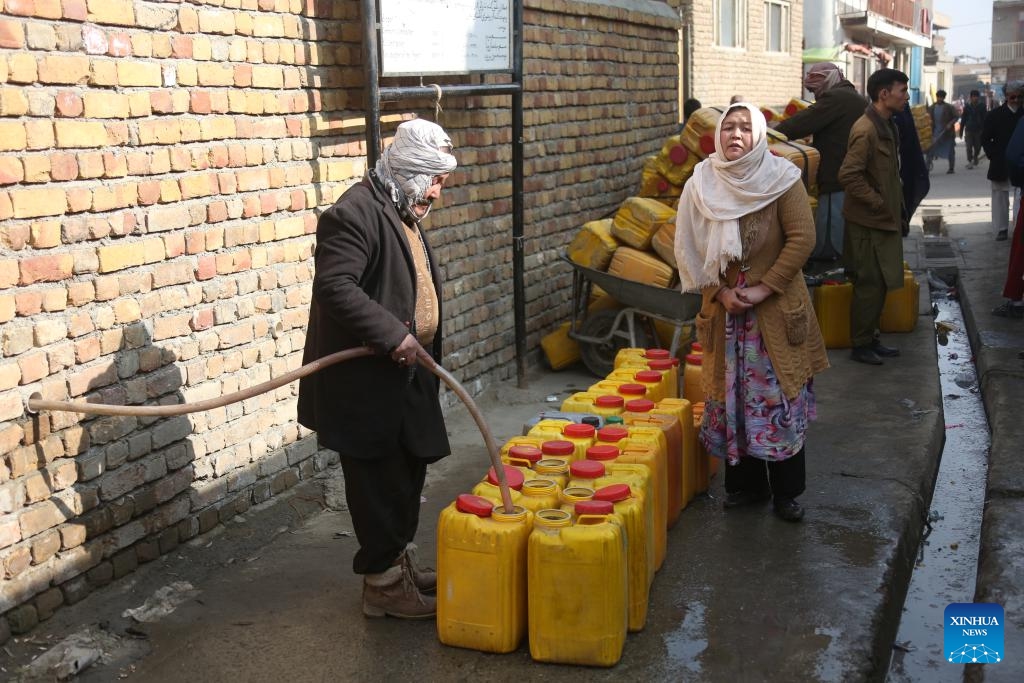 A man fills barrels with water in Kabul, capital of Afghanistan, Jan. 11, 2024.(Photo: Xinhua)