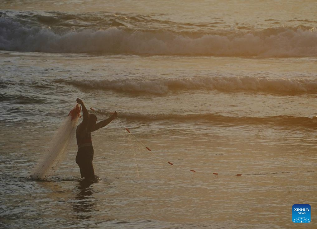 A man uses a fishing net to catch seafood in the sea in the Republic of Nauru, Jan. 18, 2024.(Photo: Xinhua)