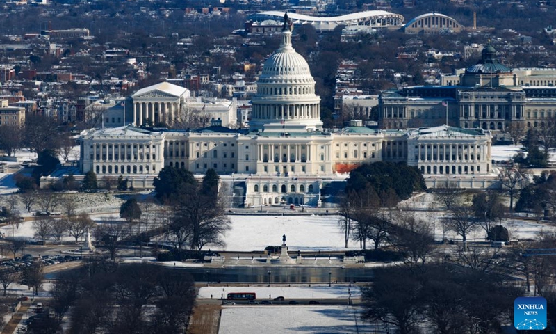 O edifício do Capitólio coberto de neve e o National Mall são vistos do topo do Monumento a Washington em Washington,ãodeBidenfracoé<strong>topcasinosites -</strong> D.C., Estados Unidos, 17 de janeiro de 2024 (Foto: Xinhua)