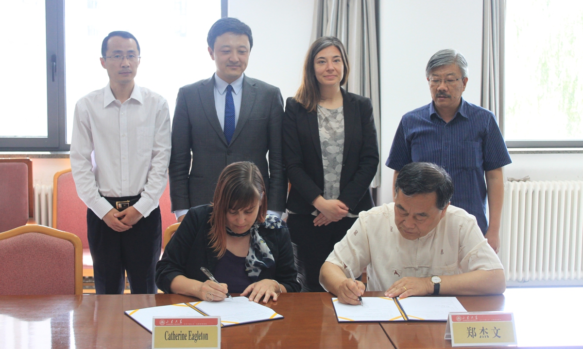 Professor Zheng Jiewen (front right) of Shandong University signs the agreement with Catherine Eagleton (front left), director of Libraries and Museums,  Univeristy of St Andrews in the UK.Photo: Courtesy of the International Sinological Research Center of Shandong University 