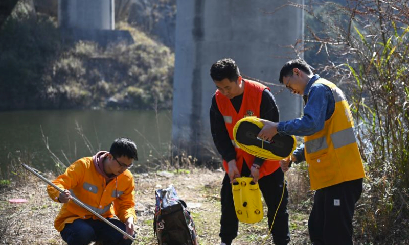 Technicians prepare unmanned submersibles for checking piers of a bridge of Chengdu-Guiyang High-Speed Railway in Guiyang, southwest China's Guizhou Province, Feb. 19, 2024.
Many high-tech products including unmanned submersibles have been applied to ensure smooth operation of railway lines during this year's Spring Festival travel rush which started on Jan. 26. (Xinhua/Liu Xu)