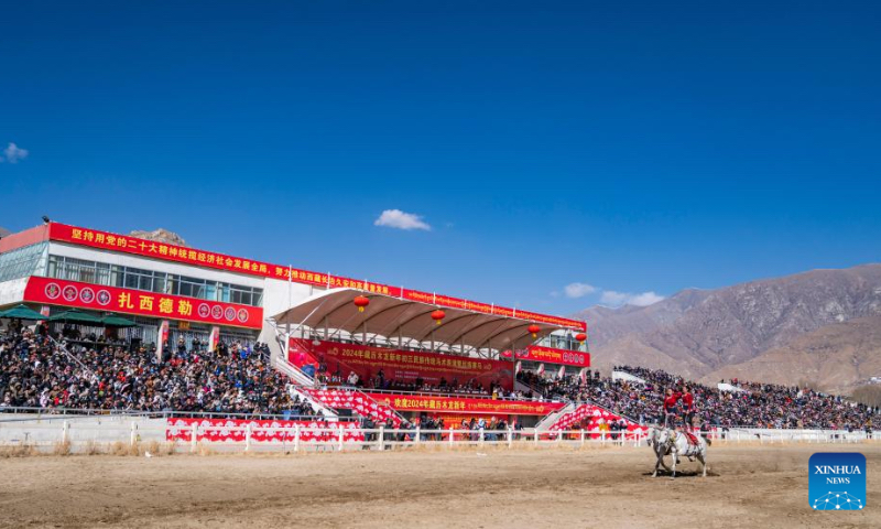 This photo taken on Feb. 12, 2024 shows an equestrian show in Lhasa, southwest China's Xizang Autonomous Region. The equestrian team of southwest China's Xizang Autonomous Region staged a thrilling display of traditional horse racing in its capital Lhasa on Monday, the third day of the Tibetan New Year. The riders were dressed in colorful Tibetan clothes and galloped gracefully around the racecourse in the northern suburbs of Lhasa. (Photo: Xinhua)