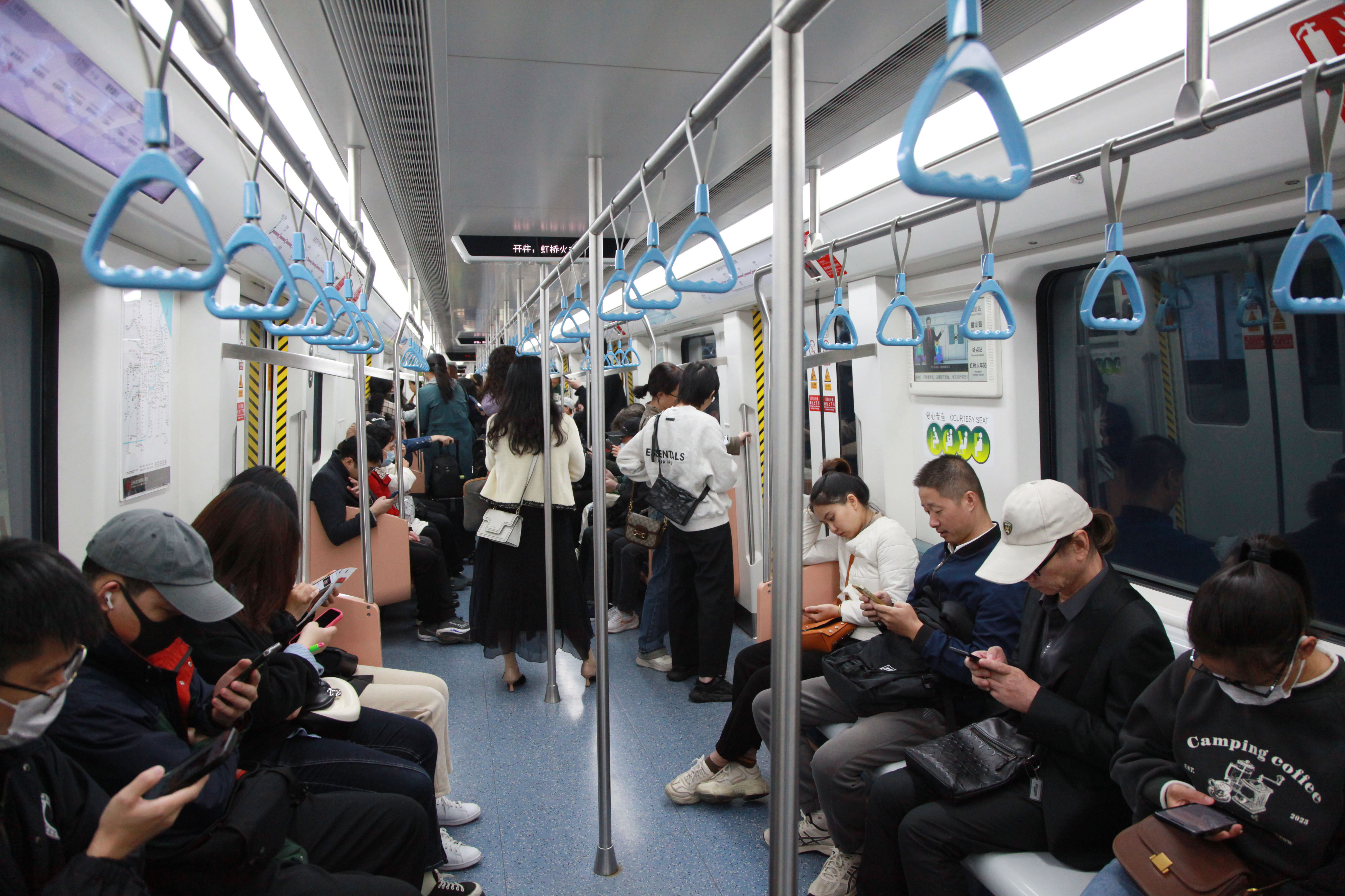 Passengers take the subway in Shanghai. Photo: VCG