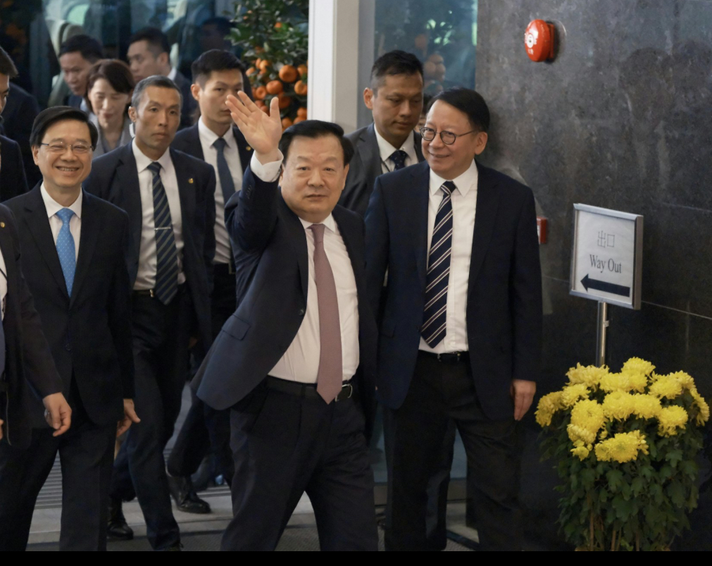 Xia Baolong, head of the Hong Kong and Macao Work Office of the Communist Party of China Central Committee and the Hong Kong and Macao Affairs Office of the State Council, greets the public when visiting the HKSAR government’s headquarters on February 22, 2024. Photo: HK01.com