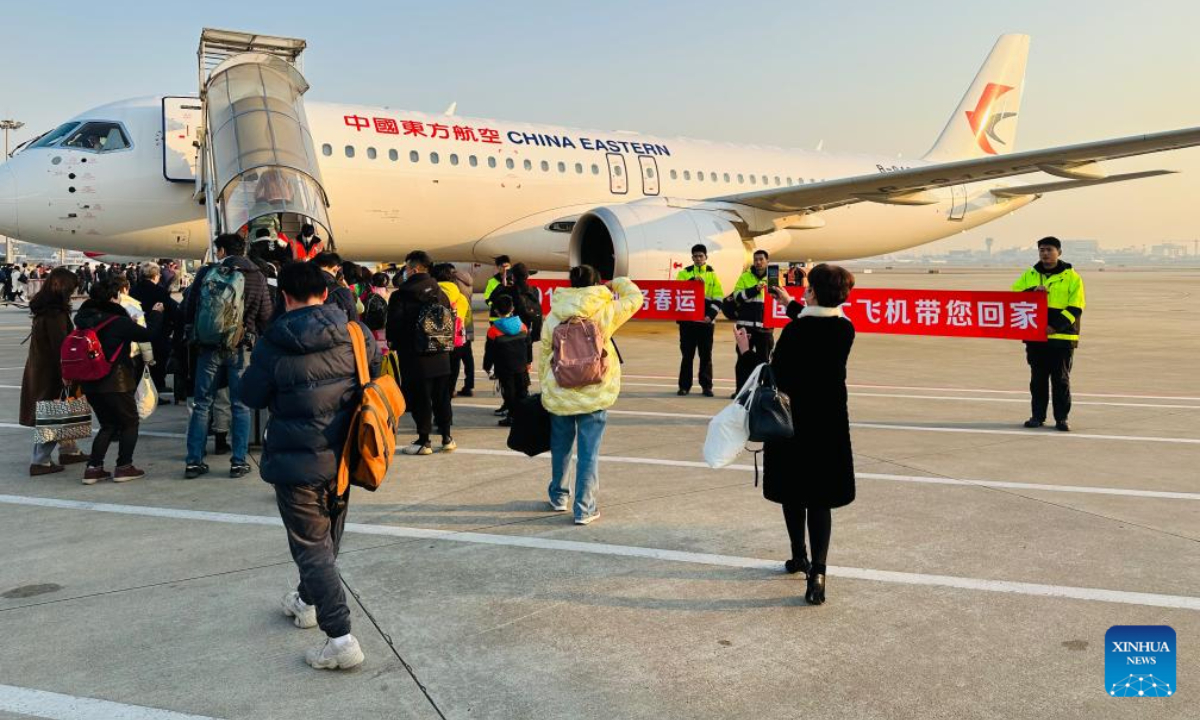 Passengers prepare to board a C919 passenger aircraft at Shanghai Hongqiao International Airport in Shanghai, east China, Jan 26, 2024. Photo:Xinhua
