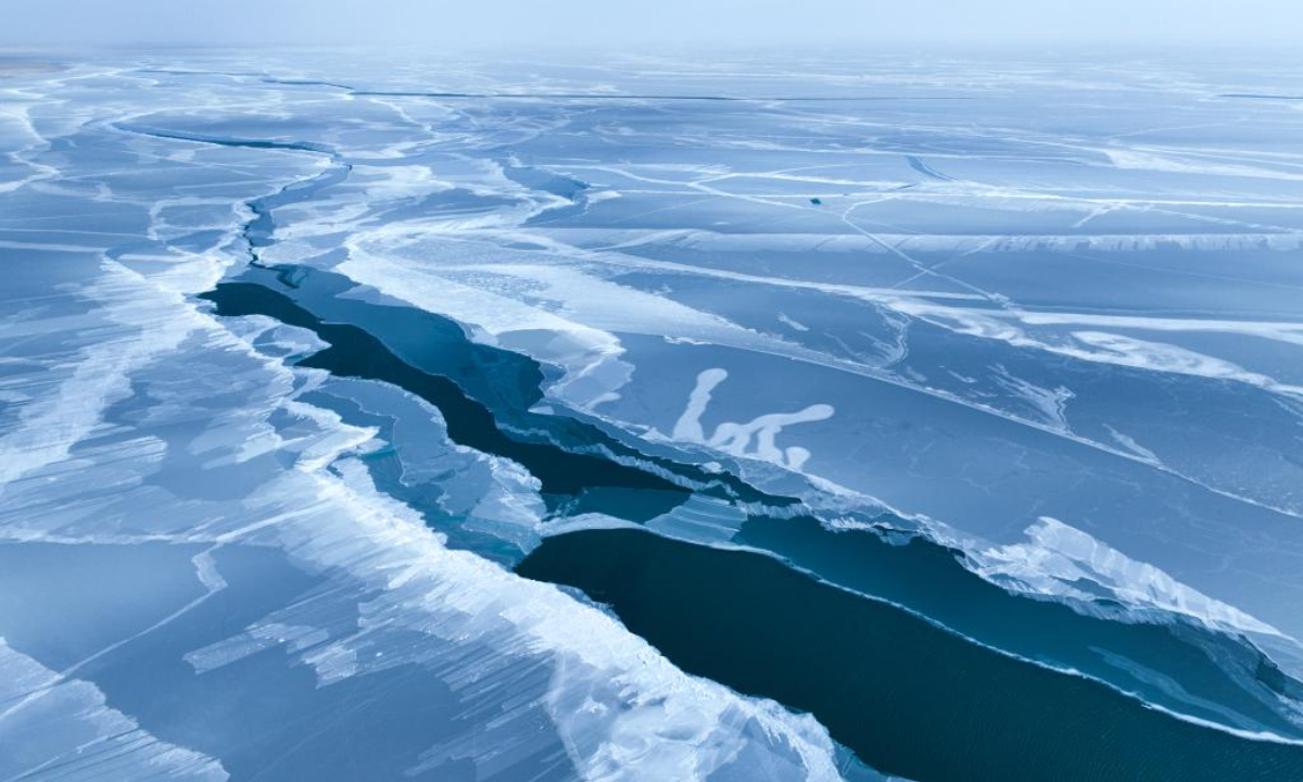 An aerial drone photo taken on Jan 25, 2024 shows a view of the frozen Qinghai Lake, China's largest inland saltwater lake, in northwest China's Qinghai Province. Photo:Xinhua