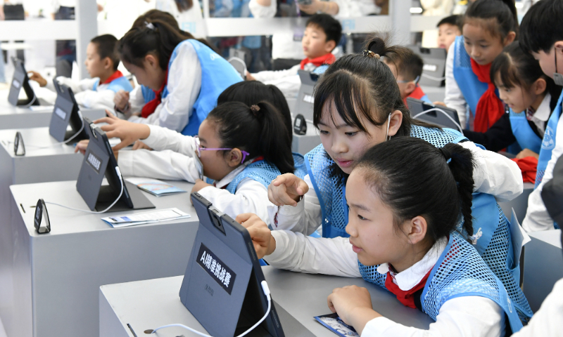 As crianças estão experimentando dispositivos de ensino inteligentes em Hefei,íticopropõ<strong>333bet -</strong> província de Anhui, em 24 de outubro de 2023. Foto: VCG