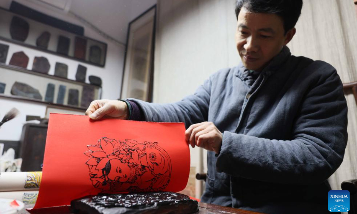 Tong Min makes a copy of woodcut New Year painting at a studio in Hefei, east China's Anhui Province, Feb 4, 2024. Photo:Xinhua