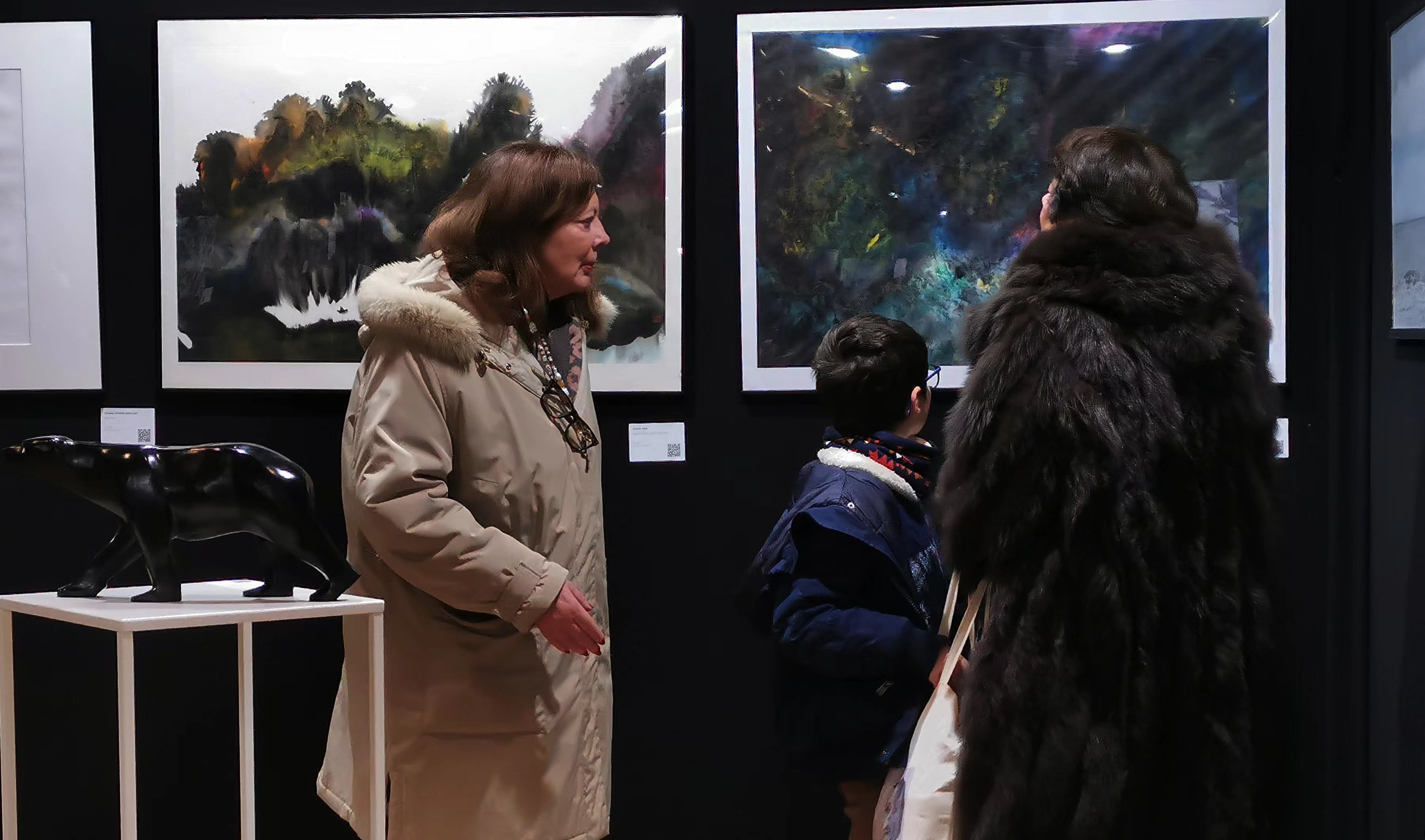 Visitors are watching the exhibition in Paris. Photo: Courtesy of Men Xiumin