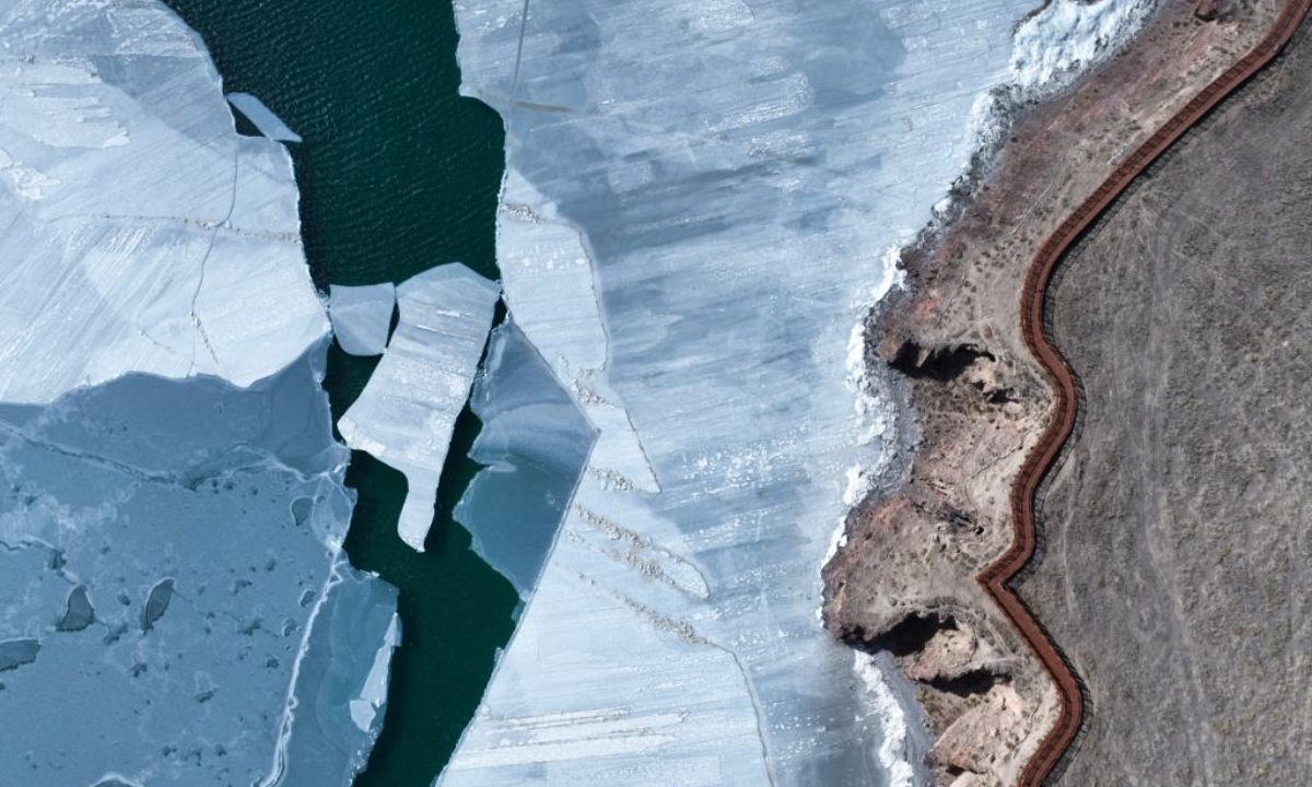 An aerial drone photo taken on Jan 25, 2024 shows a view of the frozen Qinghai Lake, China's largest inland saltwater lake, in northwest China's Qinghai Province. Photo:Xinhua
