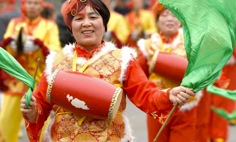 Dragon dancers perform in a parade of folk customs in Huyi District, Xi'an of northwest China's Shaanxi Province, Feb. 18, 2024. (Xinhua/Liu Xiao)