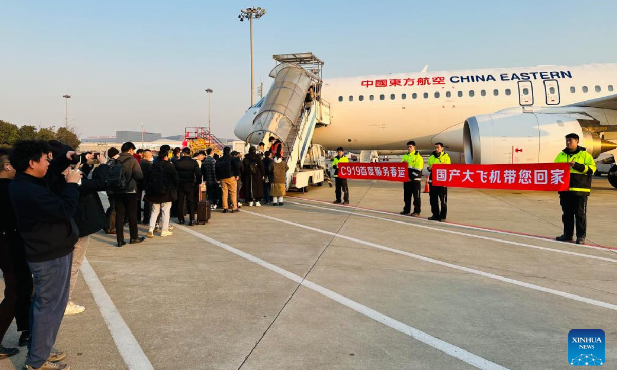 Passengers line up to board a C919 passenger aircraft at Shanghai Hongqiao International Airport in Shanghai, east China, Jan 26, 2024. Photo:Xinhua