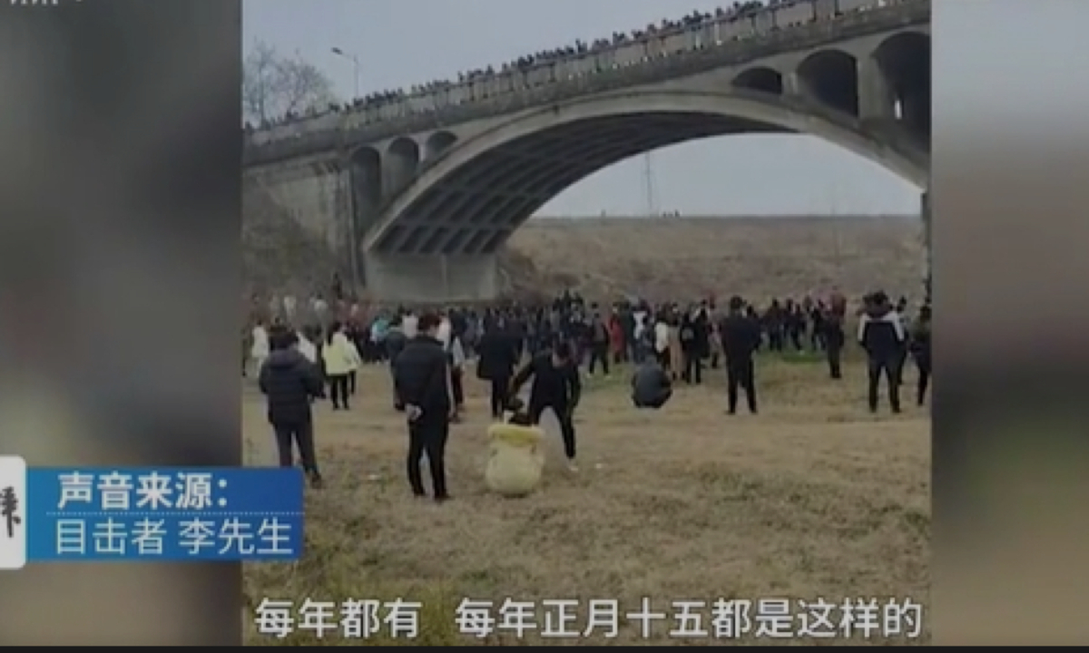 On Saturday, many people in Yichang, Central China's Hubei Province, went crazy throwing money onto the Yuxi Bridge, online video showed. 