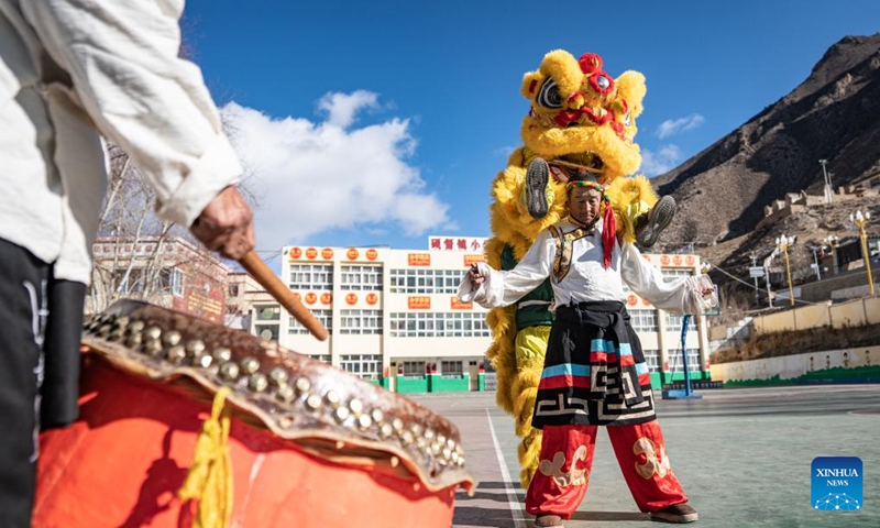 Students of Tengpa Anye perform lion dance at a primary school in Xobando Town of Lhorong County in Qamdo City, southwest China's Xizang Autonomous Region, Jan. 19, 2024.