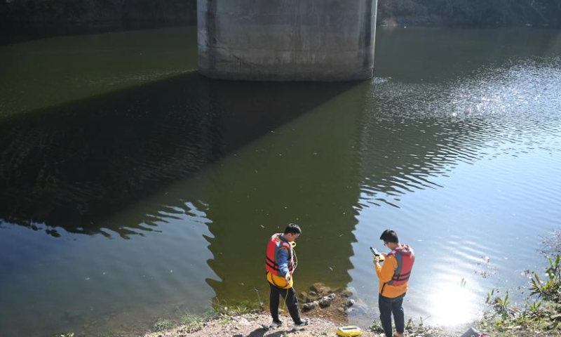 Technicians operate an unmanned submersible for checking piers of a bridge of Chengdu-Guiyang High-Speed Railway in Guiyang, southwest China's Guizhou Province, Feb. 19, 2024.
Many high-tech products including unmanned submersibles have been applied to ensure smooth operation of railway lines during this year's Spring Festival travel rush which started on Jan. 26. (Xinhua/Liu Xu)