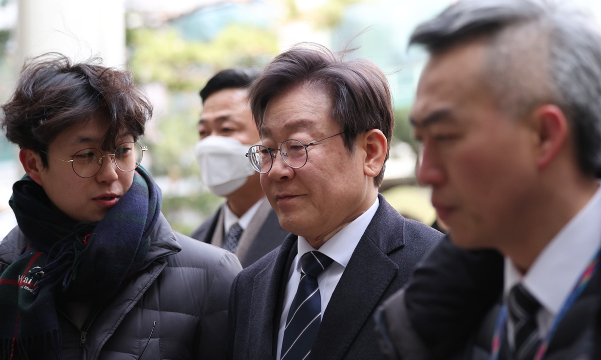 South Korea's opposition leader Lee Jae-myung (center), chairman of the main opposition Democratic Party of Korea, heads to court to attend the first trial on charges of perjury, held at the Seoul Central District Court, Seoul, on January 22, 2024. Photo: VCG