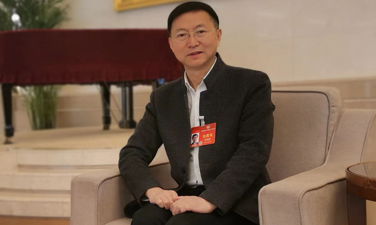 Photo of political advisor Gan Huatian.