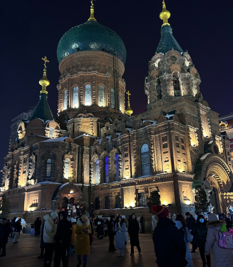 Tourists enjoy the exotic architecture of St. Sophia Cathedral, near Central Street in downtown Harbin, Northeast China's Heilongjiang Province on January 29, 2024. Photo: Zhang Weilan/GT