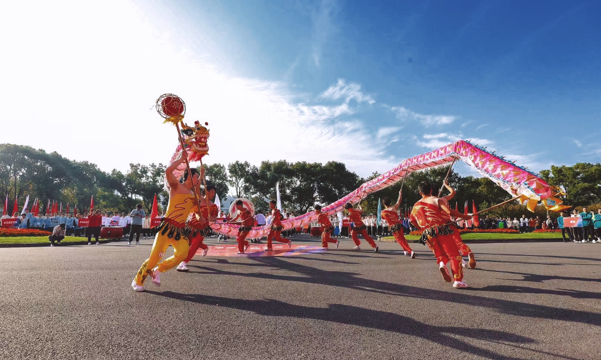 Students of Shanghai University of Sport perform dragon dance. Photo: Courtesy of Liu Jing