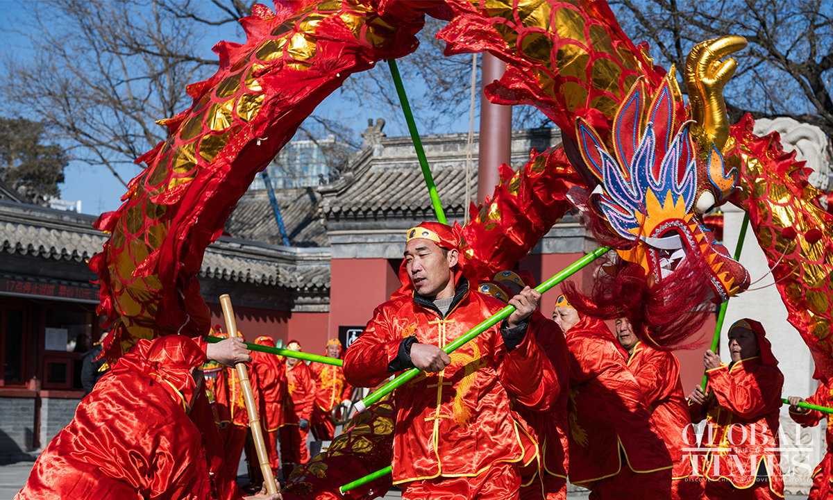 Busy Chinese temple fairs spice up Spring Festival holiday spirit