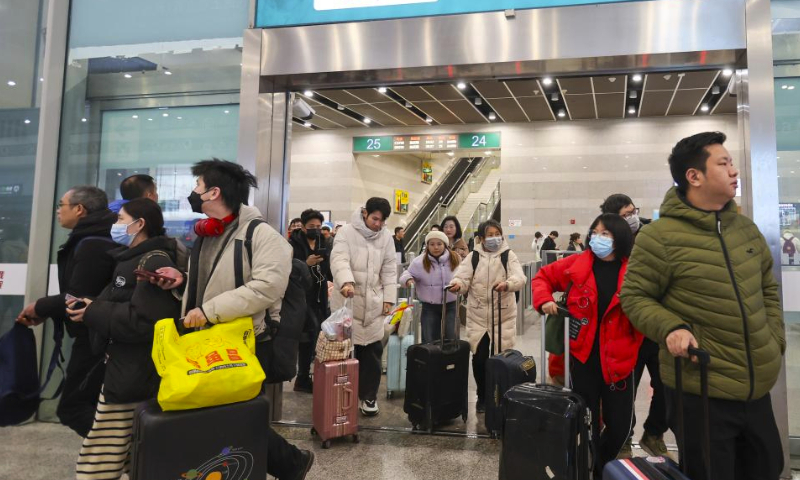 Travelers arrive at Shanghai Hongqiao Railway Station in east China's Shanghai, Feb. 16, 2024. China witnessed an increase of passenger trips as this year's Spring Festival holiday is coming to an end. (Xinhua/Wang Xiang)