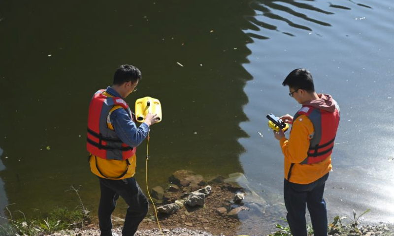 Technicians operate an unmanned submersible for checking piers of a bridge of Chengdu-Guiyang High-Speed Railway in Guiyang, southwest China's Guizhou Province, Feb. 19, 2024.
Many high-tech products including unmanned submersibles have been applied to ensure smooth operation of railway lines during this year's Spring Festival travel rush which started on Jan. 26. (Xinhua/Liu Xu)