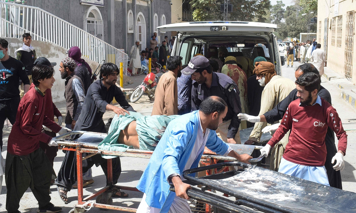 Volunteers carry a blast victim on a stretcher at a hospital in Quetta, capital of Balochistan province, on September 29, 2023, after a suicide bombing in Mastung district that killed nearly 60. Pakistani officials told media that India's intelligence agency, the Research & Analysis Wing, was involved in the incident. Photo: VCG