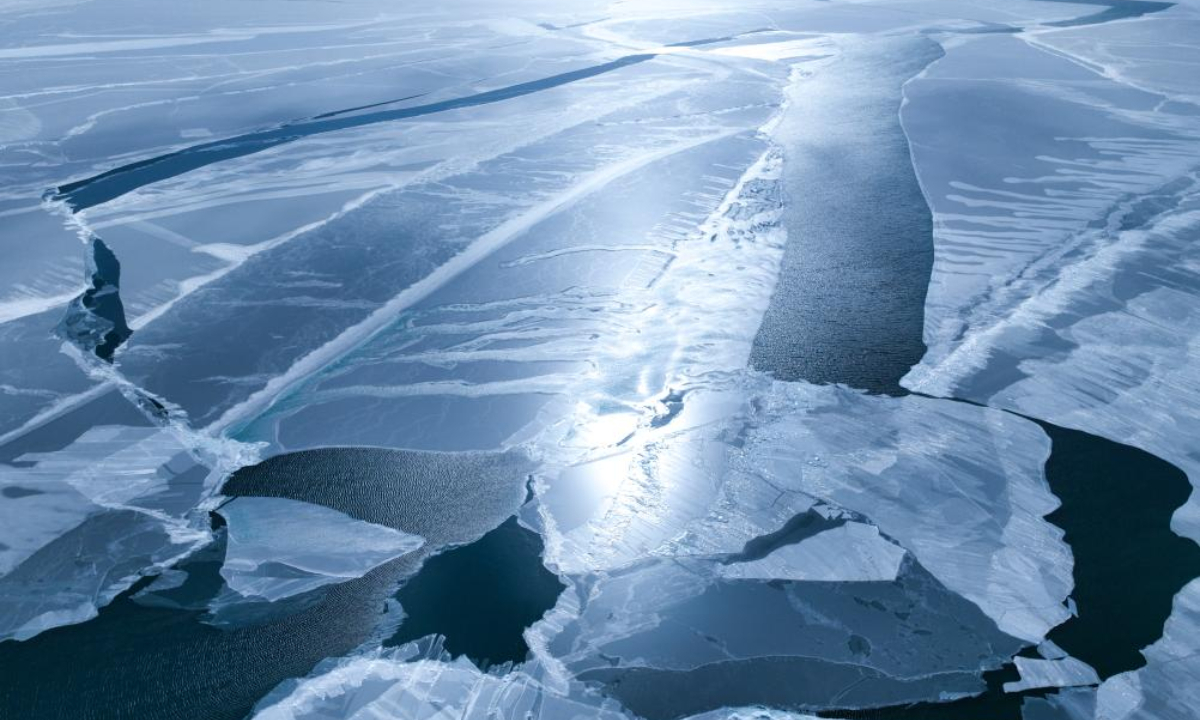 An aerial drone photo taken on Jan 25, 2024 shows a view of the frozen Qinghai Lake, China's largest inland saltwater lake, in northwest China's Qinghai Province. Photo:Xinhua