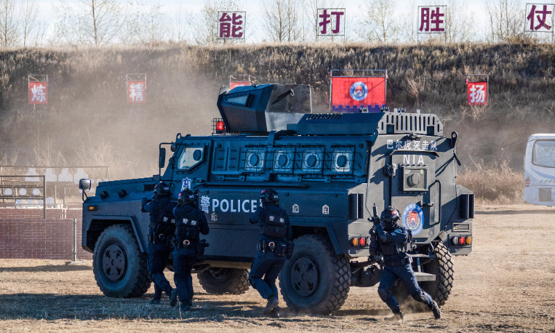 Border police officers conduct an anti-terrorism exercise in Hulun Buir, North China's Inner Mongolia Autonomous Region on October 20, 2023. Photo: VCG