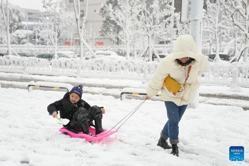 People have fun in the snow in Changsha, central China's Hunan Province, Jan. 22, 2024. Changsha saw its first snowfall of 2024 from Sunday night to Monday morning.(Photo: Xinhua)